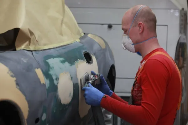 Voorbewerken van een carrosseriedeel